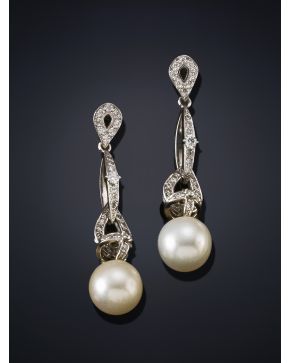 363-PENDIENTES LARGOS DE PAVÉ DE BRILLANTES CON PERLA ASUTRALIANA DE 10MM DE DIÁMETRO. Montura en oro blanco de 18k.