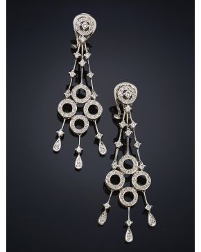 370-PENDIENTES LARGOS DE BRILLANTES. CON ORIGINAL DISEÑO DE CÍRCULOS Y LÍNEAS COLGANTES. Montura de oro blanco de 18 k.