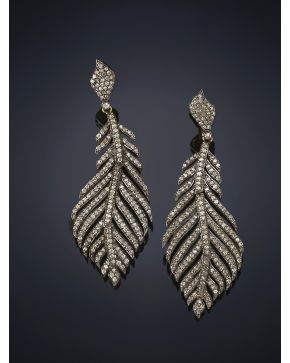 371-PENDIENTES LARGOS EN FORMA DE HOJAS CUAJADOS DE BRILLANTES. Montura en plata pavonada y oro amarillo de 18k.