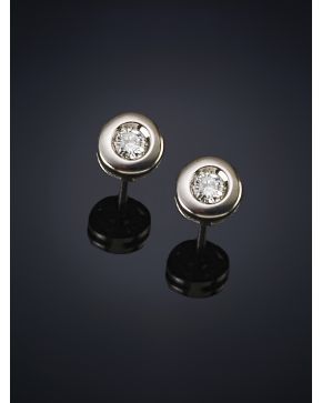 383-PENDIENTES DE CHATONES DE BRILLANTES. Montura en oro blanco de 18k.