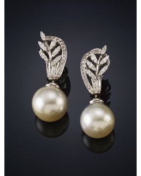 405-PENDIENTES LARGOS DE BRILLANTES CON DISEÑO FLORAL Y PERLA ASUTRALIANA DE 13MM DE DIÁMETRO. Montura en oro blanco de 18k.