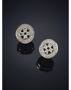 437-PENDIENTES DE BRILLANTES DE ORIGINAL DISEÑO DE 0.53 CT. APROX. Montura  de oro blanco de 18 k.