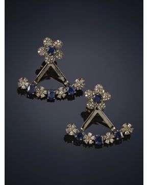 464-PENDIENTES DE CABUJONES DE ZAFIROS Y DIAMANTES. DISEÑO FLORAL. Montura de plata pavonada y terminaciones de oro de 18k.