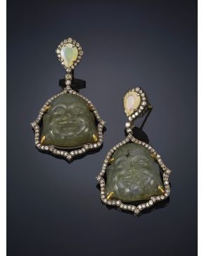 473-PENDIENTES LARGOS DE OPALOS. JADE TALLADO Y DIAMANTES. Montura de plata pavonada y terminaciones de oro de 18k.