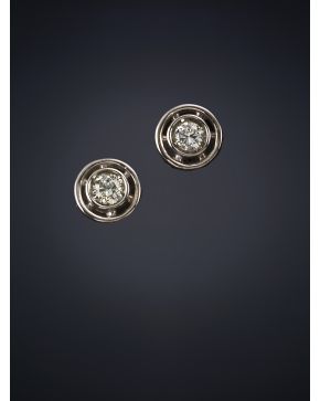 487-PENDIENTES CHATONES DE BRILLANTES DE 0.22 CT. APROX. Montura de oro blanco de 18 k