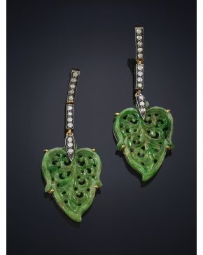 490-PENDIENTES COLGANTES DE JADE EN FORMA DE HOJA QUE PENDEN DE UNA LÍNEA DE DIAMANTES. Montura en plata pavonada con terminaciones en oro amarillo de 18k