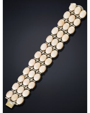 496-EXQUISITO BRAZALETE DE CUATRO LÍNEAS DE CABUJONES DE CORAL PIEL DE ÁNGEL. INTERCALADOS POR DETALLES DE BRILLANTES. Montura en oro blanco de 18k. Peso 