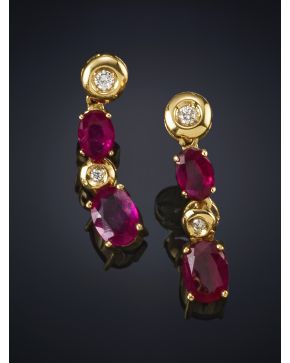 511-PENDIENTES COLGANTES DE RUBIES Y BRILLANTES. Montura en oro amarillo de 18k.