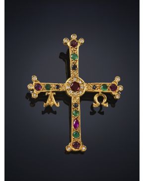 514-CRUZ DE ORO AMARILLO RECUBIERTA CON ESMERALDAS. ZAFIROS Y RUBIES EN LOS CUATRO BRAZOS.  A SU VEZ REMATADOS POR PEQUEÑOS BRILLANTES CIRCULARES.