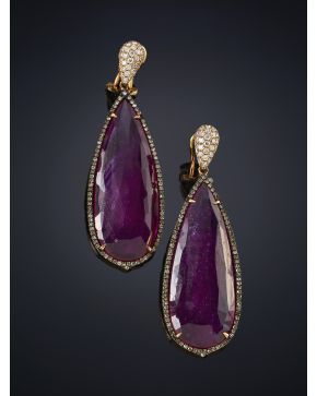 518-PENDIENTES COLGANTES DE RUBIES ORLADOS DE BRILLANTES BLANCOS Y NEGROS. Montura en oro amarillo de 18k.