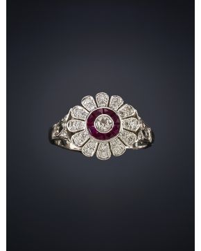 525-SORTIJA EN FORMA DE FLOR DE BRILLANTES CON CENTRO DE RUBIES. Montura en oro blanco de 18k. Peso total del os brillanrtes: 0.22ct. aprox.