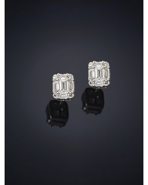 559-PENDIENTES RECTANGULARES DE DIAMANTES. TALLA BRILLANTE Y BAGUETTE. CALIDAD EXTRA. Montura de oro blanco de 18k.