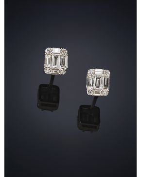 563-PENDIENTES RECTANGULARES DE DIAMANTES. TALLA BRILLANTE Y BAGUETTE. CALIDAD EXTRA. Montura de oro blanco de 18k.