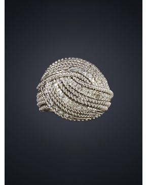 564-BELLA SORTIJA BOMBÉ DE DISEÑO ENTRELAZADO DE BRILLANTES DE 1.56 CT.APROX. Montura en oro blanco de 18 k.