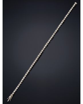 567-ELEGANTE PULSERA RIVIERE DE BRILLANTES DE 4.5 CT.APROX.. Montura en oro blanco de 18k.