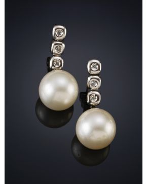 577-PENDIENTES LARGOS DE BRILLANTES EN CHATON DE LOS QUE PENDEN PERLA AUSTRALIANA DE 14 MM DE DIÁMETRO APROX. Montura de oro blanco de 18 k.