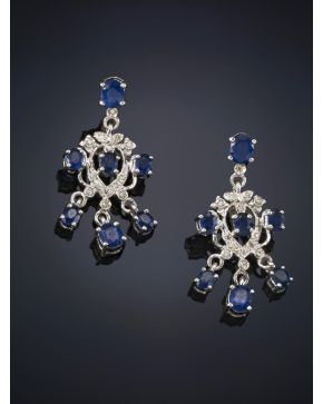 580-PENDIENTES LARGOS DE ZAFIROS Y BRILLANTES EN FORMA DE CASACADA..Montura en oro blanco de 18k.