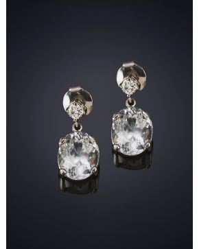 600-FAVORECERORES PENDIENTES DE BRILLANTES Y AGUAMARINAS DE 7CT. APROX. Montura de oro blanco de 18k.