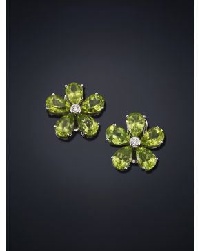 602-PENDIENTES EN FORMA DE FLOR DE PERIDOTOS CON BRILLANTE CENTRAL. Montura en oro blanco de 18k.