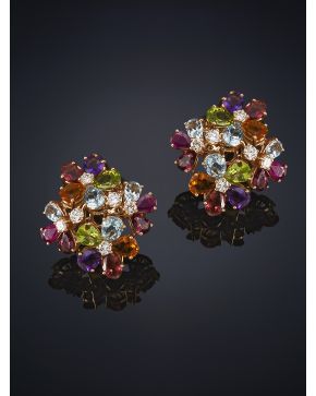 606-PENDIENTES DE FLORES CON PIEDRAS DE COLORES CON CENTRO DE BRILLANTE. Montura en oro rosa de 18 k. Peso total de los brillantes: 1.60 ct.aprox.