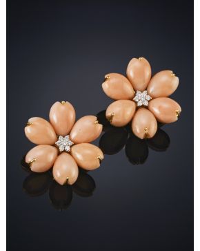 614-BELLOS PENDIENTES DE FLORES DE CORAL PIEL DE ÁNGEL CON UN CENTRO DE FLOR DE BRILLANTES. Montura en oro amarillo de 18k. Peso total de los brillantes: 