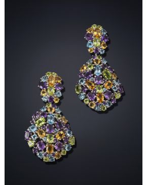 623-PENDIENTES COLGANTES CUAJADOS DE PERIDOTOS. CITRINOS Y AMATISTAS. Montura en oro blanco de 18k.