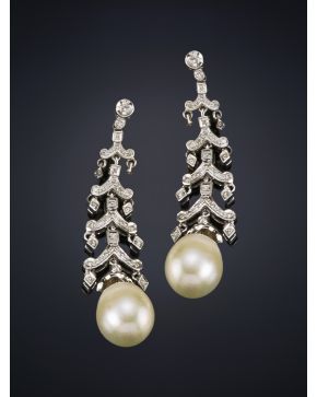 626-LARGOS PENDIENTES DE PERLAS TALLA PERA ADORNADOS CON BRILLANTES  Y MOTIVOS GEOMETRICOS CUAJADOS DECHISPITAS DE BRILLANTES. Montura en oro blanco de18k