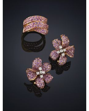 630-CONJUNTO DE SORTIJA Y PENDIENTES EN FORMA DE FLOR DE ZAFIROS ROSAS CON DETALLES DE BRILLANTES.Montura en oro rosa de 18k. Joyeria Suárez.