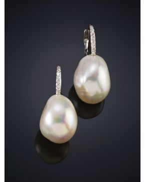 633-PENDIENTES DE PERLAS BARROCAS DE AGUA DULCE QUE PENDEN DE UNA LÍNEA DE BRILLANTES. CALIDAD EXTRA.Montura en oro blanco de 18k.