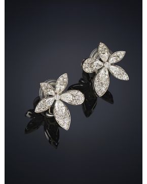 635-BELLOS PENDIENTES DE BRILLANTES EN FORMA DE FLOR.EXQUISITO DISEÑO Y CALIDAD EXTRA. Montura en oro blanco de 18k. Peso total de los brillantes: 2.23 ct