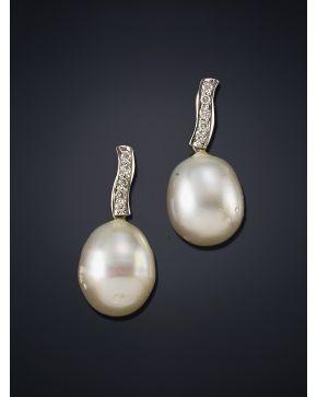 636-PENDIENTES DE PERLAS COLGANTES AUSTrALIANAS DE LINEAS SINUOSAS DE BRILLANTES. Montura en oroblanco de 18k.