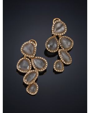 643A-PENDIENTES DE MODERNO DISEÑO CON GOTAS DE CUARZO GRIS ORLADOS DE BRILLANTES. Montura en oro blanco 18 k. Peso total de los brillantes: 1.42 cts.aprox.