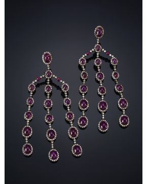 645-PENDIENTES LARGOS DE CABUJONES DE RUBIES ORLADOS DE DIAMANTES. Montura de plata pavonada y terminaciones de oro amarillo de 18k.