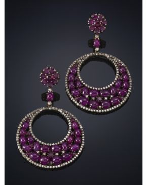 658-PENDIENTES LARGOS DE CABUJONES DE RUBIES Y DIAMANTES. DISEÑO CIRCULAR. Montura de plata pavonada y terminaciones de oro de 18k.