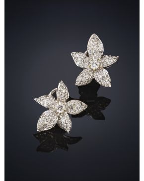 659-PENDIENTES DE BRILLANTES EN FORMA DE FLOR. Peso total de los brillantes 3 ct aprox.