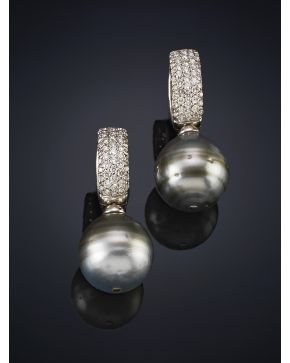 660-PENDIENTES LARGOS DE PERLAS TAHITI DE 14MM. QUE PENDEN DE PAVE DE BRILLANTES CALIDAD EXTRA. ELEGANTE DISEÑO DE LA JOYERIA SUAREZ