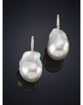 665-PENDIENTES DE PERLAS  BARROCAS DE AGUA DULCE CON INTENSO ORIENTE. COLGANTES DE LÍNEA DE BRILLANTES CALIDAD EXTRA. Montura en oro blanco de 18k.