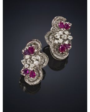 668-EXQUISITOS PENDIENTES DE BRILLANTES Y RUBIES  EN FORMA DE HOJAS. Montura de oro  blanco de 18k.