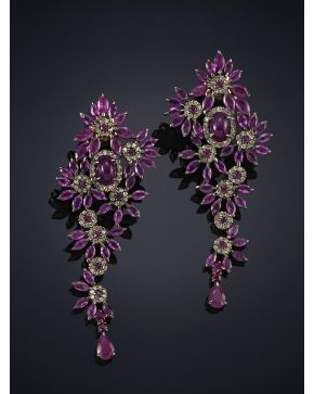 670-PENDIENTES LARGOS DE RUBIES Y DIAMANTES. ORIGINAL DISEÑO FLORAL. Montura de plata pavonada y terminaciones de oro amarillo de 18k.