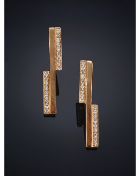 673-PENDIENTES DE BRILLANTES DE MODERNO DISEÑO GEOMÉTRIO. Montura en oro rosa de 18 k.