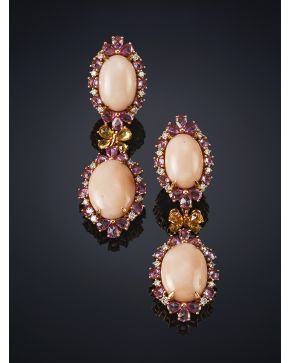 679-BELLOS PENDIENTES DE CABUJONES DE CORAL PIEL DE ÁNGEL ORLADOS POR ZAFIROS DE COLORES Y BRILLANTES. Montura en oro rosa de 18k. Peso total de los brill