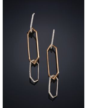 680-PENDIENTES GEOMÉTRICOS COMBINANDO ORO AMARILLO Y BRILLANTES. Montura en oro blanco de 18k.