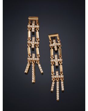 687-PENDIENTES LARGOS DE MODERNO DISEÑO DE ORO ROSA DE 18 K Y BRILLANTES DE FORMA GEOMÉTRICA. Montura en oro rosa de 18k.