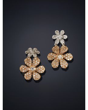 695-EXQUISITOS PENDIENTES DE FLORES DECORADOS CON BRILLANTES. Montura en oro blanco y amarillo de 18k.