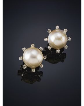 703-ELEGANTES PENDIENTES DE PERLA JAPONESA Y BRILLANTES DE 1.50 CT APROX. Montura en oro blanco de 18k.