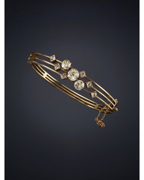 705-PULSERA RIGIDA DE DIAMANTES TALLA ANTIGUA S.XIX. CLÁSICO DISEÑO MONTURA EN ORO ROSA DE 18 K. TRIO DE DIAMANTES CUYO PESO TOTAL APROXIMADO ES DE 2 CT.