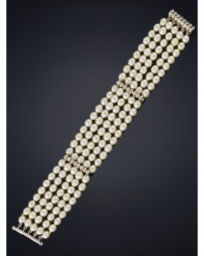 714-BRAZALETE DE CINCO HILOS DE PERLAS CULTIVADAS DE INTENSO ORIENTE Y HOMOGÉNEO COLOR BLANCO UNIDA POR LÍNEAS DE BRILLANTES. Montura en oro blanco de 18k