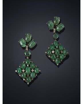 716-PENDIENTES LARGOS DE CABUJONES DE ESMERALDAS CON DIAMANTES INTERCALADOS. DISEÑO GEÓMETRICO. Montura de plata pavonada y terminaciones de oro de 18k.