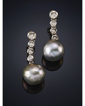 729-PENDIENTES LARGOS DE PERLAS TAHITI BARROCAS Y BRILLANTES. Montura en oro blanco de 18k.