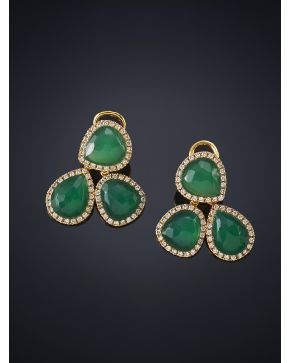 731-PENDIENTES DE MODERNO DISEÑO DE TRIOS DE ÁGATAS VERDES. CALIDAD EXTRA  ORLADAS POR BRILLANTES. Montura en oro amarillo de 18 k. Peso total de los bril